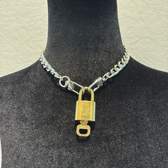 Louis Vuitton #343 Lock and Key Gold Brass with new unbranded chain - Picture 1 of 5
